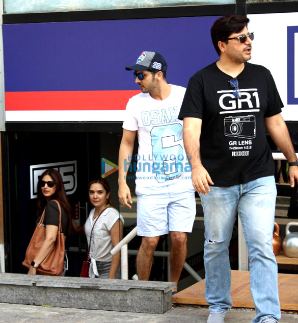 hrithik roshan zayed khan and sonali bendre spotted with family post lunch in juhu 9