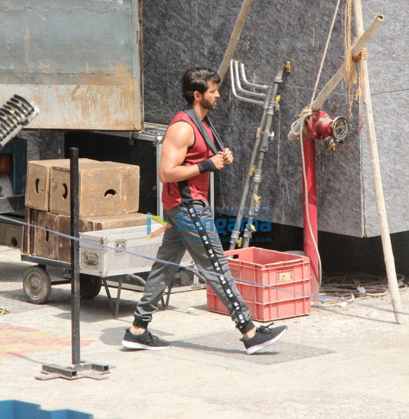hrithik roshan snapped on location of a shoot in bandra 2 005