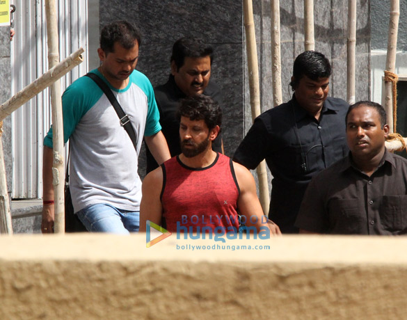 hrithik roshan snapped on location of a shoot in bandra 6 005