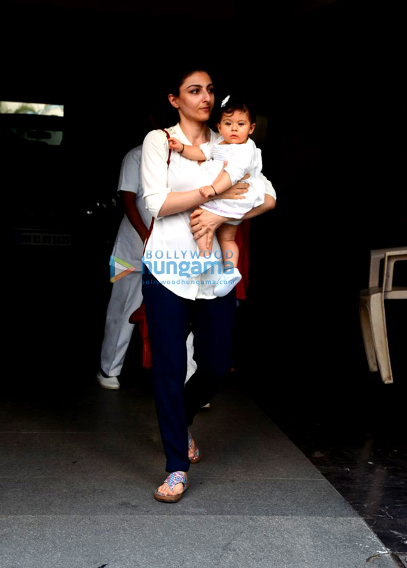 jacqueline fernandez and soha ali khan spotted in bandra 4