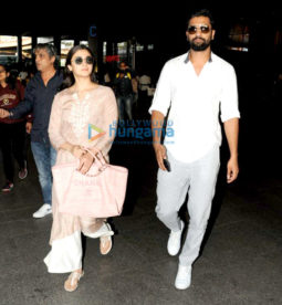 Kareena Kapoor Khan, Saif Ali Khan, Karisma Kapoor and others snapped at the airport
