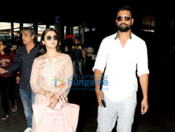 Kareena Kapoor Khan, Saif Ali Khan, Karisma Kapoor and others snapped at the airport