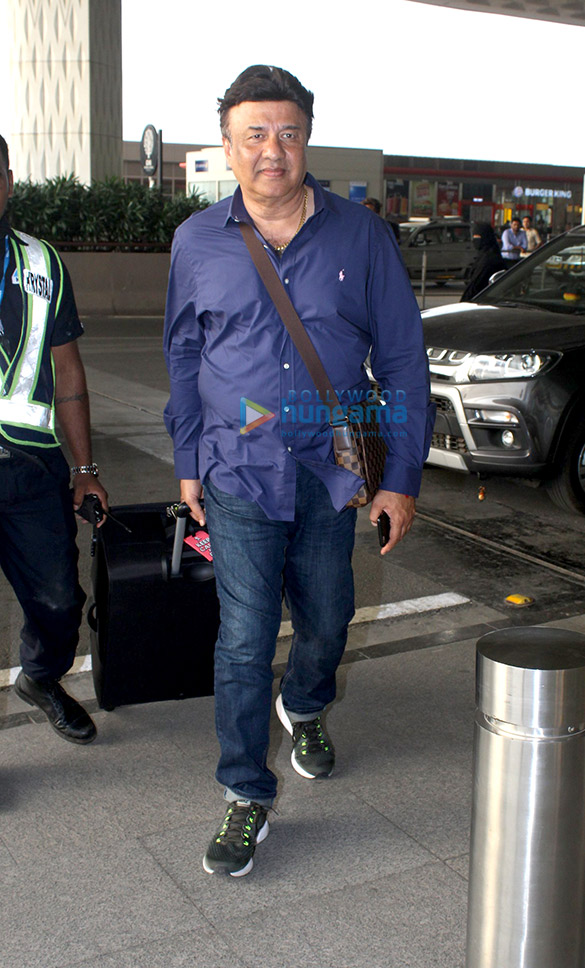 kareena kapoor khan sonam kapoor swara bhaskar and others snapped at the airport 5