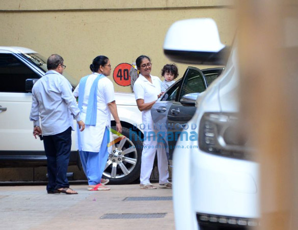 kareena kapoor khan and taimur ali khan snapped at karisma kapoors house in bandra 1