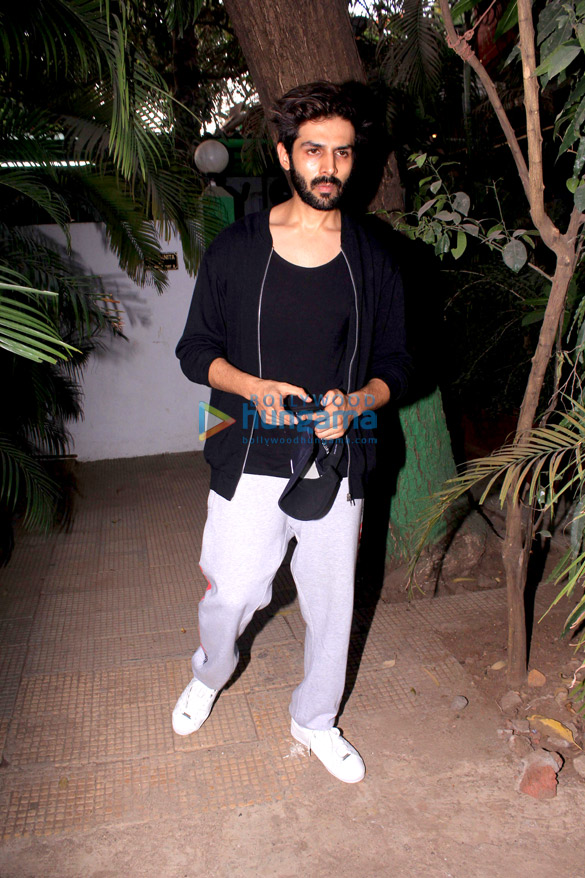 kartik aryan spotted at versova 3