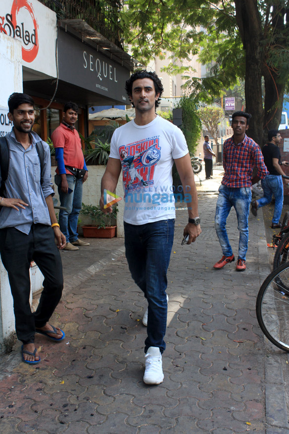 kunal kapoor spotted at sequal in bandra 3