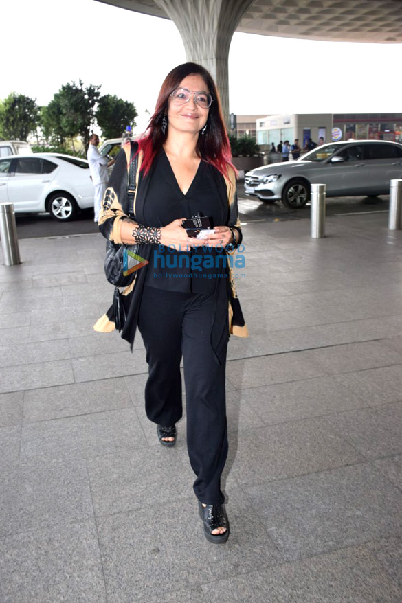 pooja bhatt snapped at the airport 3