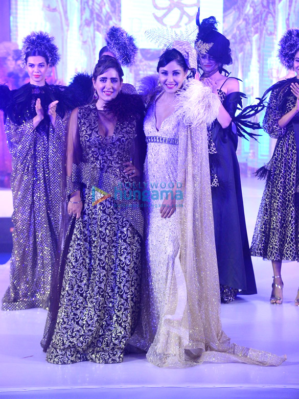 pooja chopra walks the ramp for pria kataria puris fashion show 2