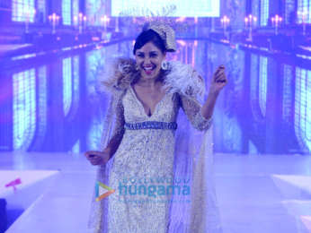 Pooja Chopra walks the ramp for Pria Kataria Puri's fashion show