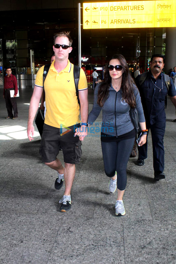 preity zinta and gene goodenough snapped at the airport 2