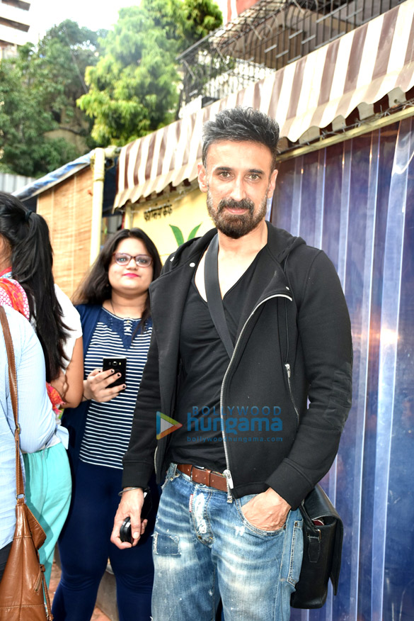 rahul dev and mugdha godse snapped at farmers cafe 1