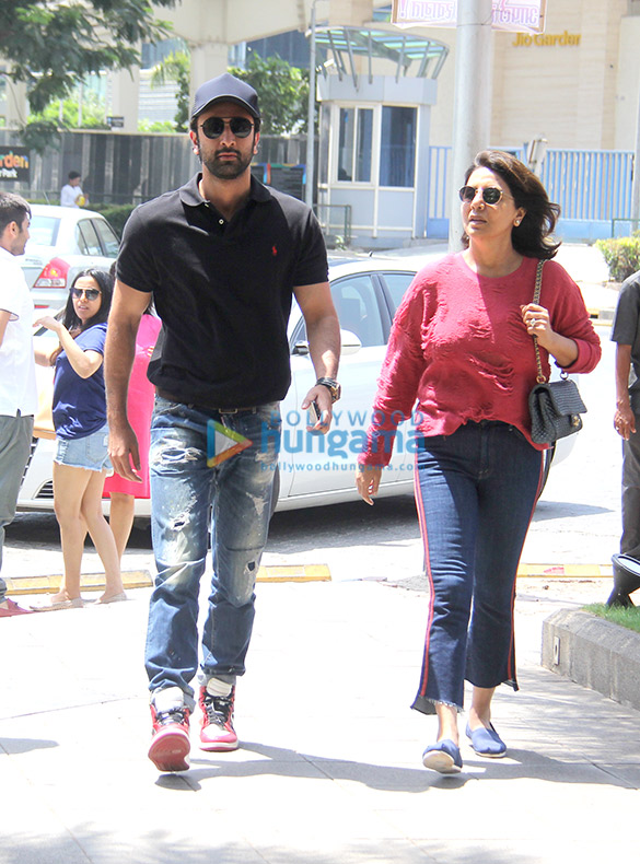 ranbir kapoor celebrates mothers day with neetu kapoor at yauatcha at bkc in bandra 4