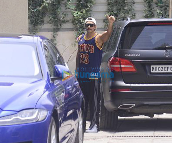 Ranveer Singh snapped sporting his new look from Simmba at the gym in Bandra Ranveer Singh snapped sporting his new look from Simmba at the gym in Bandra