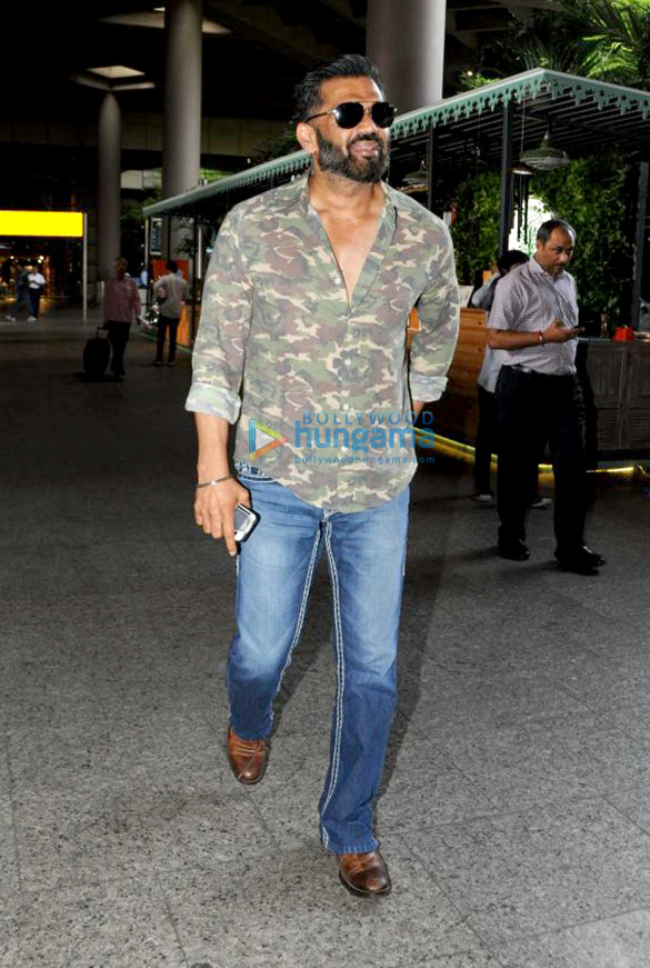 raveena tandon elli avram and suniel shetty snapped at the airport 1