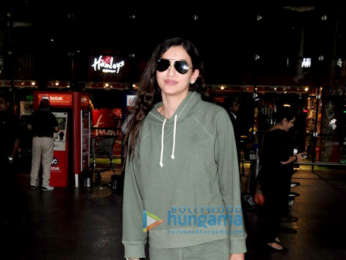 Akshay Kumar, Raveena Tandon and Suniel Shetty snapped at the airport