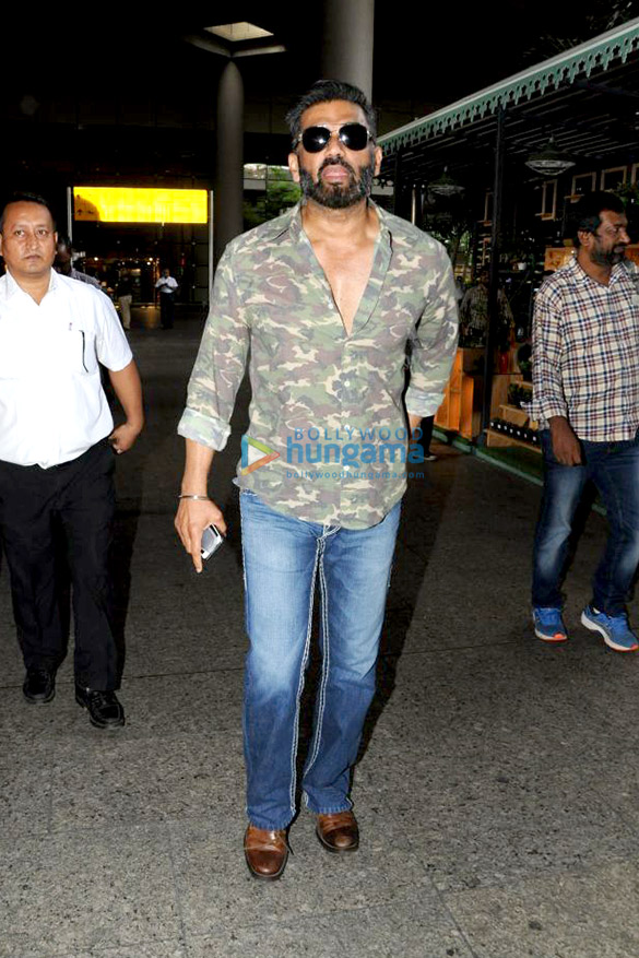 raveena tandon elli avram and suniel shetty snapped at the airport 4
