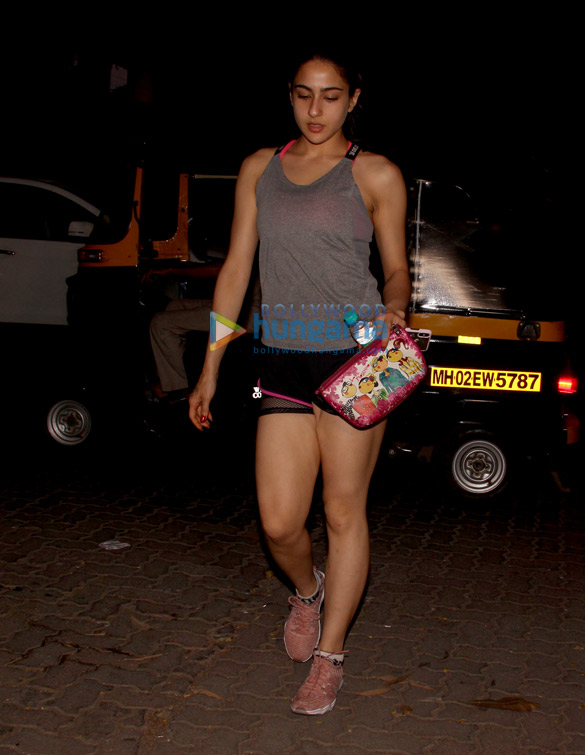 sara ali khan snapped after yoga class in bandra 3