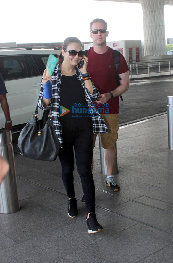 shah rukh khan aishwarya rai bachchan and others snapped at the airport 4 2