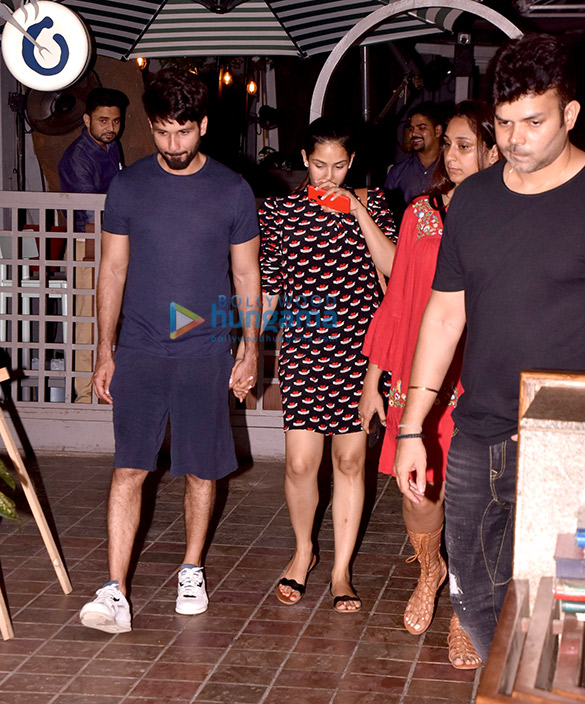 shahid kapoor mira rajput snapped at a restaurant 1