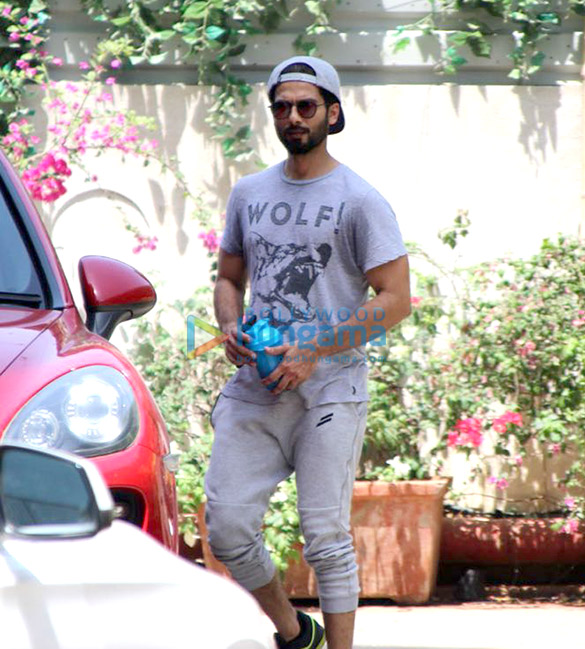 Shahid Kapoor, Sooraj Pancholi and Nidhhi Agerwal snapped at the gym Shahid Kapoor, Sooraj Pancholi and Nidhhi Agerwal snapped at the gym