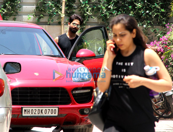 shahid kapoor and rhea chakraborty spotted at gym in bandra 1