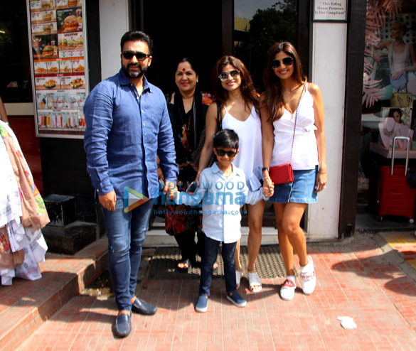shilpa shetty snapped with her family at bastian 3 2