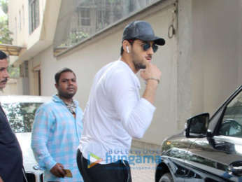 Sidharth Malhotra snapped in Khar