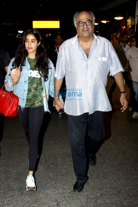 sonam kapoor ahuja anand ahuja janhvi kapoor and boney kapoor snapped at the airport 2