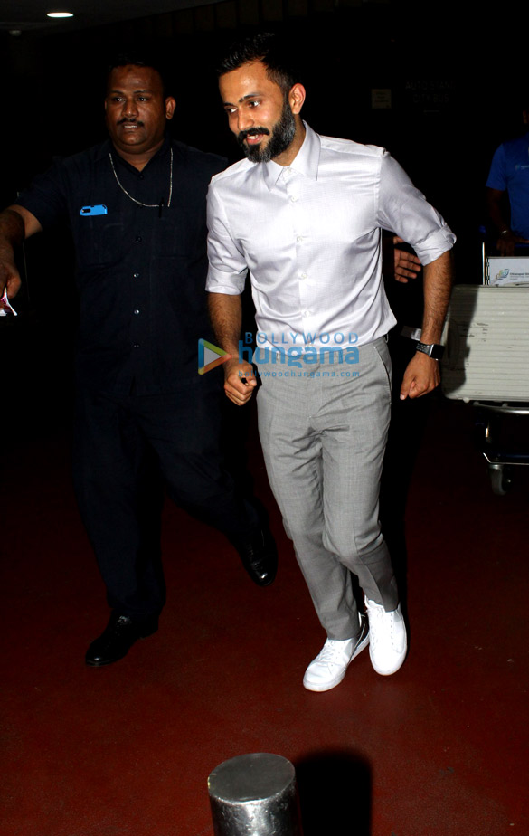 sonam kapoor ahuja anand ahuja janhvi kapoor and boney kapoor snapped at the airport 5
