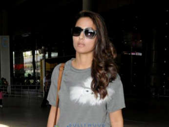 Sonam Kapoor Ahuja, Karisma Kapoor and others snapped at the airport