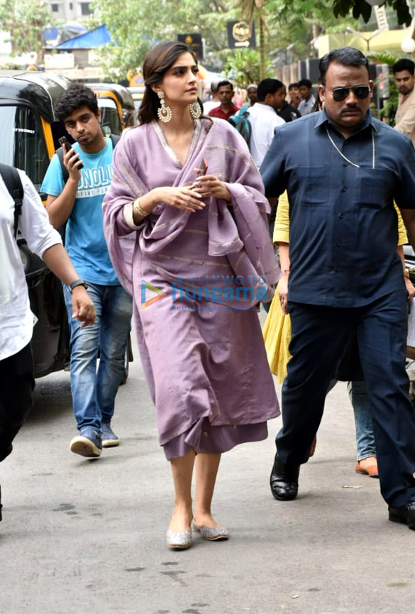 sonam kapoor snapped at veere di wedding promotions 3