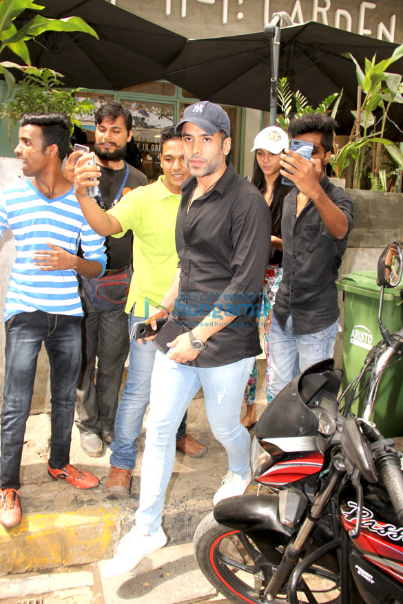 tusshar kapoor snapped with friends at the kitchen garden in bandra 4