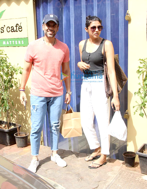 tusshar kapoor spotted at farmers cafe in bandra 5