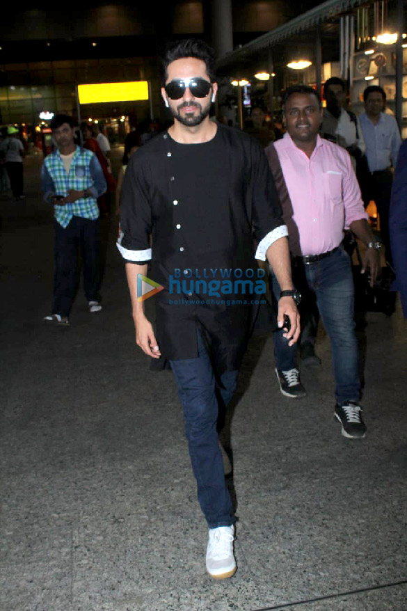 twinkle khanna prachi desai and ayushmann khurrana snapped at the airport 6
