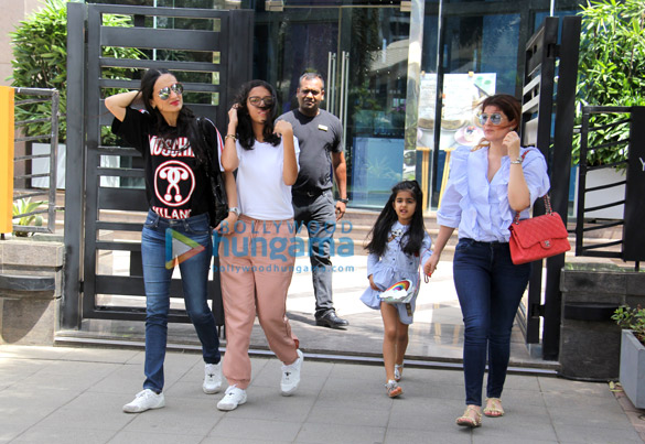 twinkle khanna snapped with her daughter and friends at yauatcha in bkc 1