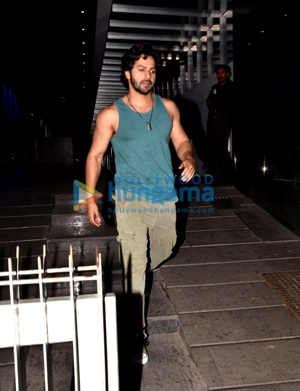 varun dhawan snapped with family for dinner 3