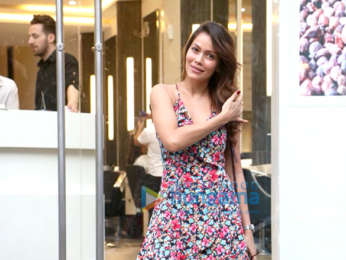 Waluscha De Sousa snapped outside a salon