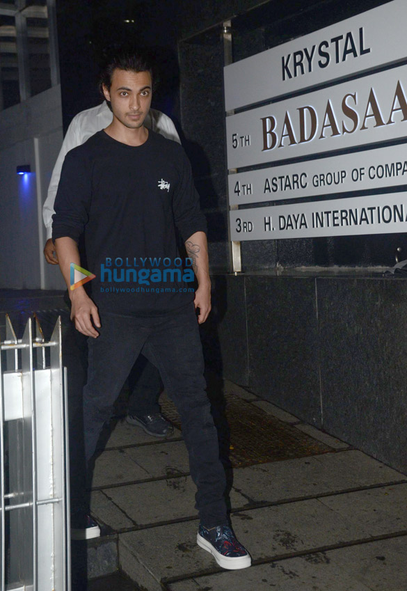 aayush sharma snapped at hakkassan with friends 1