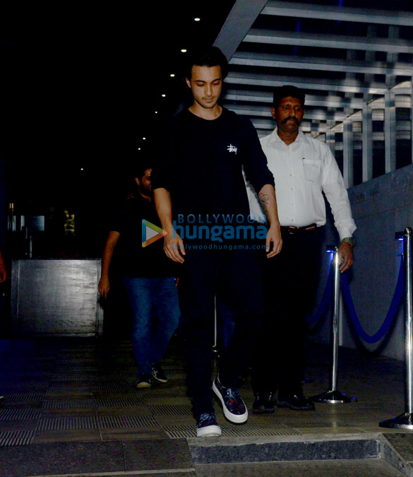 aayush sharma snapped at hakkassan with friends 4