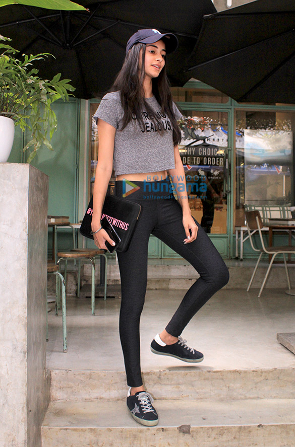 ananya pandey spotted at kitchen garden in bandra 3