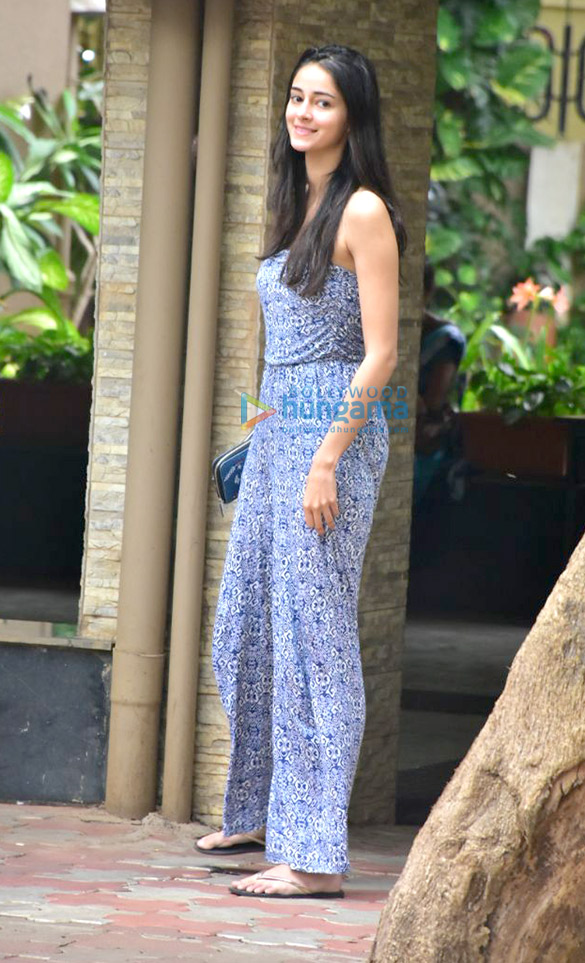 ananya pandey spotted in bandra 2