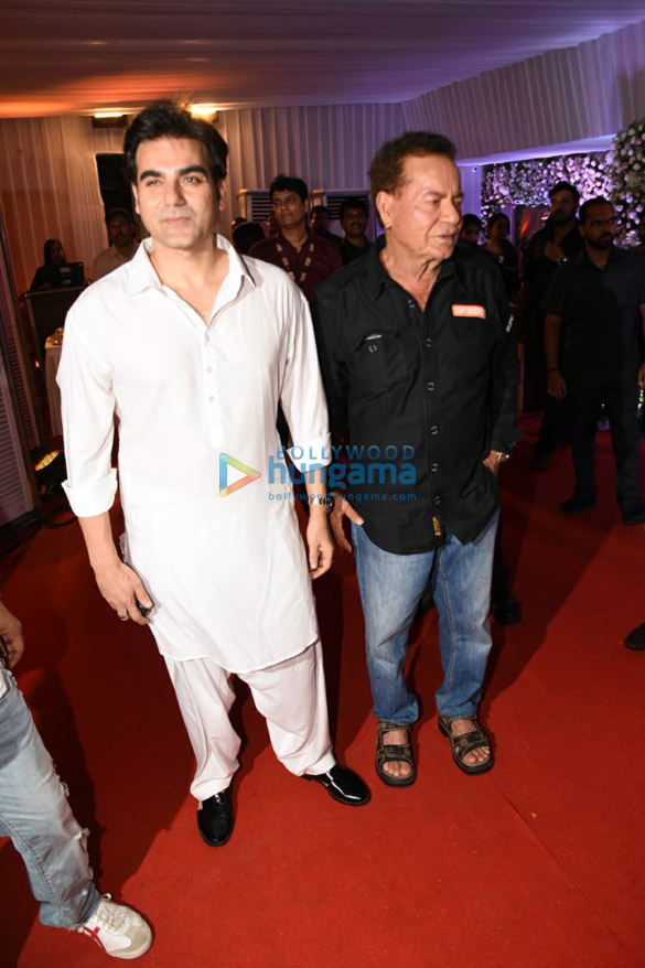 celebs grace baba siddiques iftar party1 6