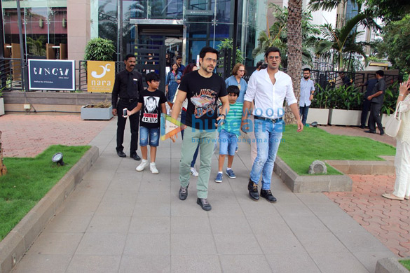 emraan hashmi spotted at bkc with family 2