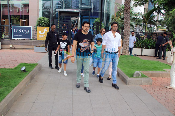 emraan hashmi spotted at bkc with family 5