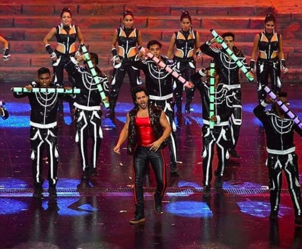 IIFA 2018: Varun Dhawan's electrifying performance on ‘Tamma Tamma Again’ is the highlight of the grand night; Kartik Aaryan makes his debut IIFA 2018: Varun Dhawan's electrifying performance on ‘Tamma Tamma Again’ is the highlight of the grand night; Kartik Aaryan makes his debut