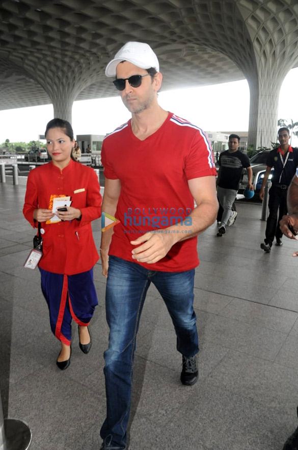 Hrithik Roshan, Diana Penty and others snapped at the airport