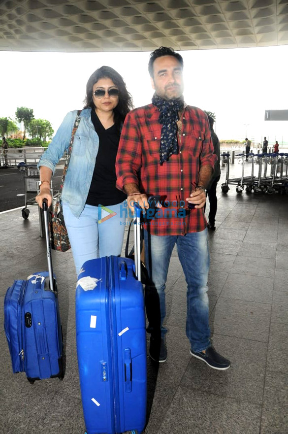 hrithik roshan diana penty and others snapped at the airport 3