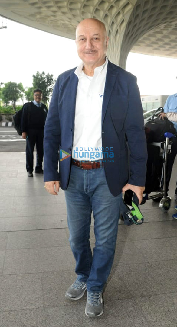 hrithik roshan and anupam kher snapped at the airport 2