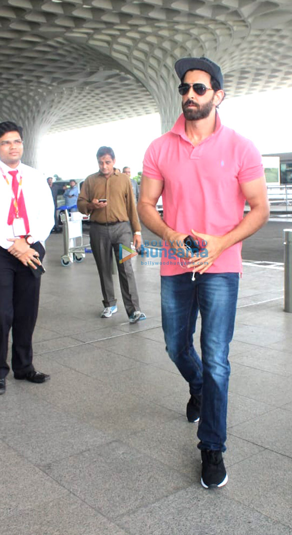 hrithik roshan and anupam kher snapped at the airport 5