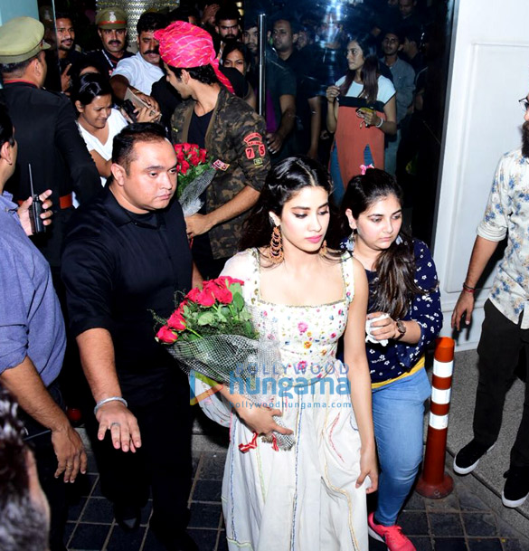 janhvi kapoor and ishaan khatter snapped promoting their film dhadak in jaipur 1